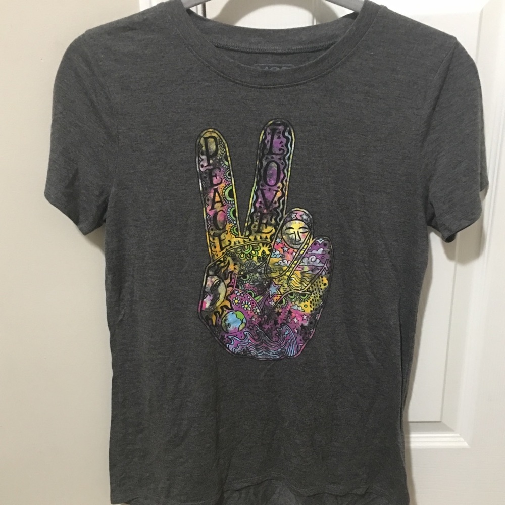 Women’s Peace Love Hippie Graphic Tee Medium